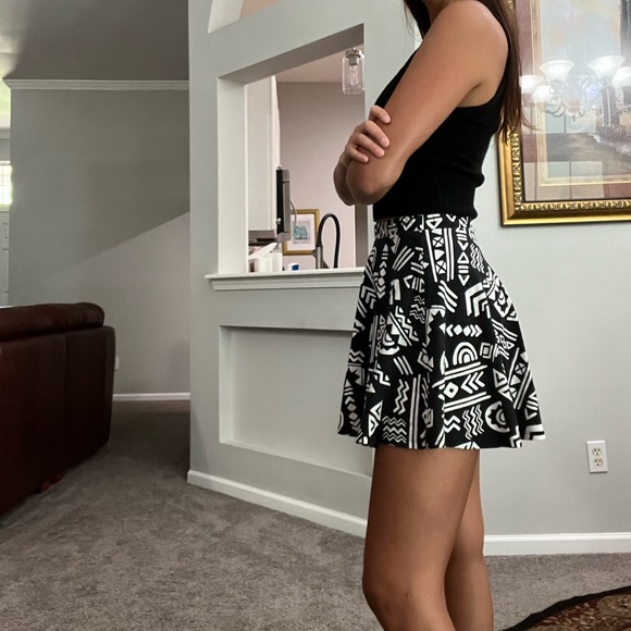 EUC Black and White Detail Flowy Mini Skirt - Picture 2 of 4